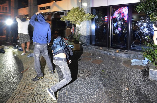 Manifestantes depedram a loja Toulon, no Leblon, no Rio de Janeiro (Foto: Reuters)