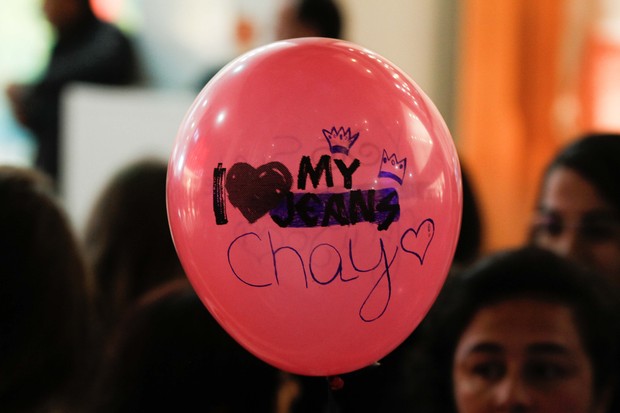 Fã com balão para Chay Suede  (Foto: Amauri Nehn/Photo Rio News)