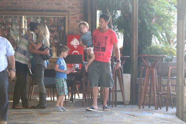 Danielle Winits com o namorado e os filhos no Porcão (Foto: Delson Silva/ Ag. News)