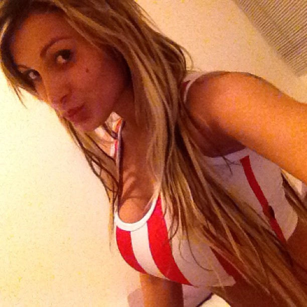 Andressa Urach manda beijinho para seguidores (Foto: Instagram)