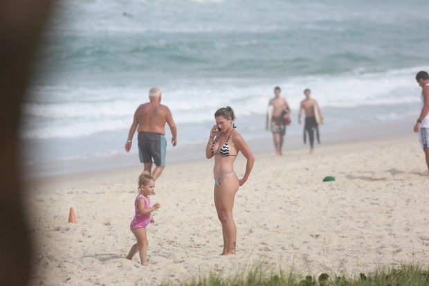 Mulher de Mario Frias e filha na praia (Foto: Dilson Silva / Agnews)