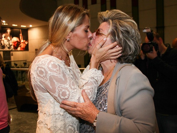 Adriane Galisteu dá selinho na mãe, dona Ema (Foto: Manuela Scarpa/Foto Rio News)