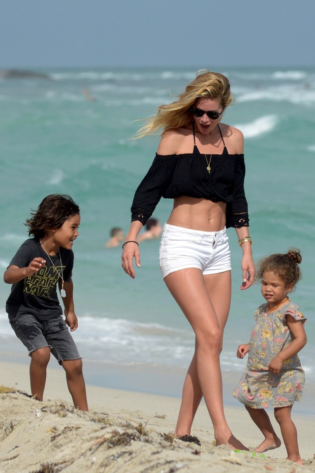 Doutzen Kroes com os filhos, Phyllon e Myllena, em praia em Miami, nos Estados Unidos (Foto: AKM-GSI/ Agência)