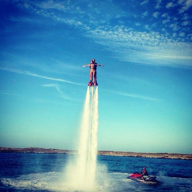 Nicole Scherzinger faz flyboard em Ibiza, na Espanha (Foto: Instagram/ Reprodução)