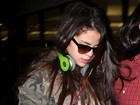 Selena Gomez evita flashes ao deixar aeroporto