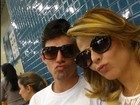 Viviane Araújo e o noivo, Radamés, esperam voo e mandam beijo para fãs