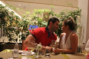 Ex-BBBs Marcelo Zagonel e Natalia Casassola em restaurante no Rio (Foto: Marcus Pavão/ Ag. News)