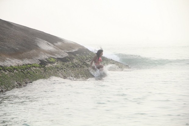 Tati Neves na praia do Diabo, no Arpoador (Foto: Rodrigo dos Anjos / AgNews)