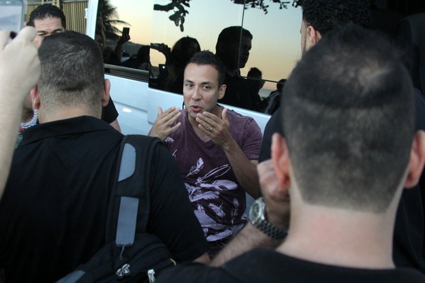 Backstreet Boys atendem fãs na porta do hotel (Foto: André Freitas e J Humberto / AgNews)