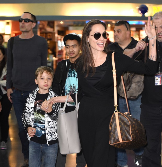 Angelina Jolie com os filhos Knox e Maddox em aeroporto em Nova York, nos Estados Unidos (Foto: AKM-GSI/ Agência)