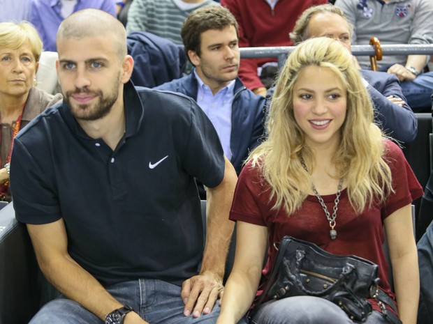 Gerard Piqué e Shakira em jogo de basquete em Barcelona, na Espanha (Foto: Splash News/ Agência)