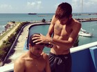 Sem camisa, Neymar corta o cabelo de Lucas
