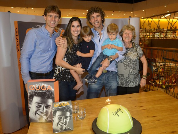 Gustavo Kuerten com a mulher, Mariana Soncini, e com os filhos, Maria Augusta e Luis Felipe, em lançamento de livro em São Paulo (Foto: Francisco Cepeda/ Ag. News)