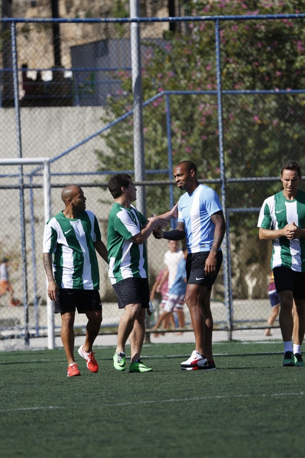 Thierry Henry jogando com Thiago Martins no Vidigal (Foto: Marcos Serra Lima/EGO)