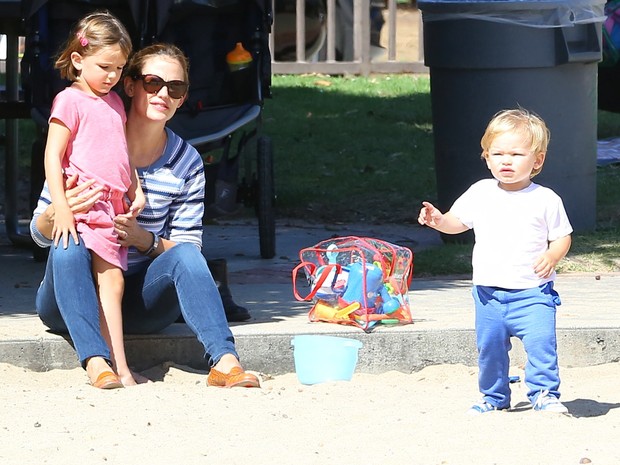 X17 - Jennifer Garner com os filhos Seraphina e Samuel em parque em Brentwood, na Califórnia, nos Estados Unidos (Foto: X17/ Agência)