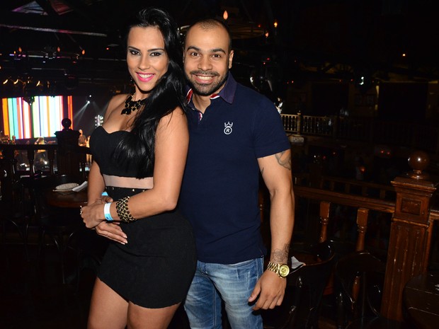 Ex-BBB Kelly Medeiros e o namorado em show em São Paulo (Foto: Caio Duran/ Ag. News)