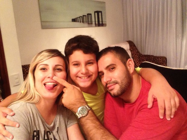 Andressa Urach, o filho Arthur e Tiago Costa (Foto: Arquivo pessoal)