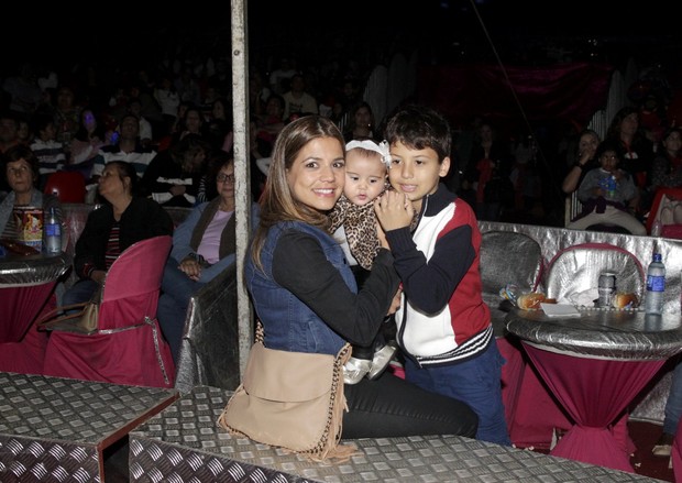 Nívea Stelmann com os filhos Miguel e Bruna no circo (Foto: Delson Silva/Ag News)