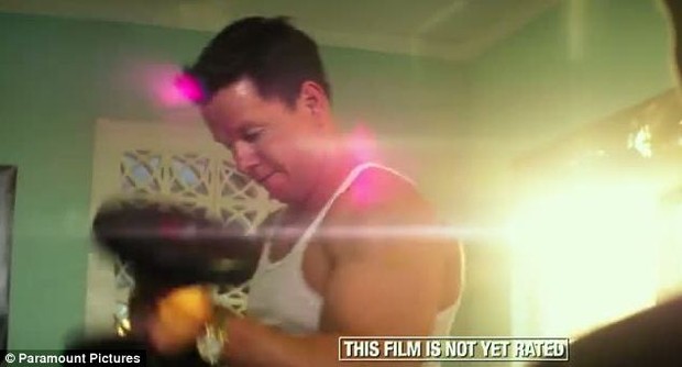 Mark Wahlberg no trailer do filme 'Pain And Gain' (Foto: Reprodução / dailymail.co.uk)