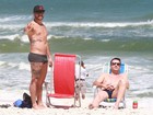 Ex-BBB Yuri mostra barriga mais sarada em praia do Rio