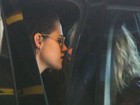 Kristen Stewart e Stella Maxwell trocam beijo em aeroporto