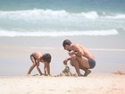 Daniel Oliveira brinca na praia com o filho