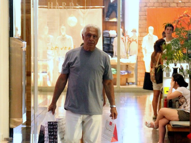 Antônio Fagundes em shopping do Rio (Foto: Marcus Pavão / AgNews)