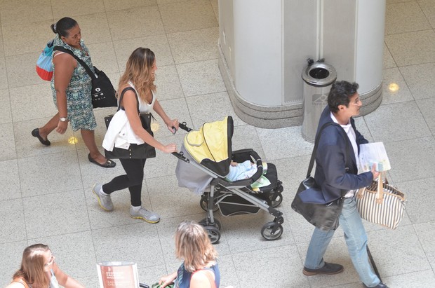 Luciano Szafir, esposa e filho no aeroporto (Foto: William Oda / Agnews)