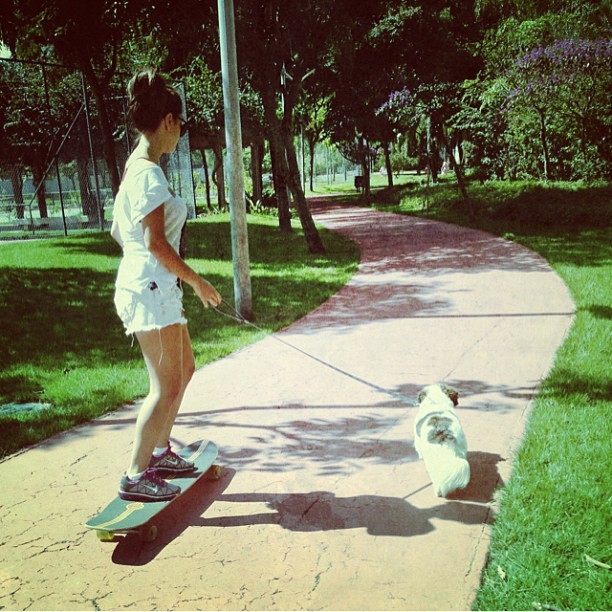 Giovanna Lancellotti caminhando com cachorrinho (Foto: Instagram / Reprodução)