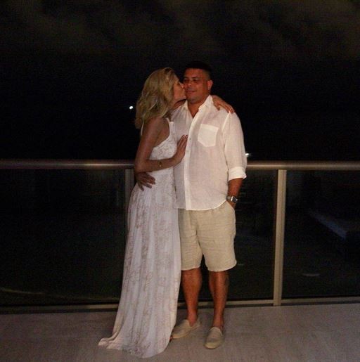 Celina Locks beija Ronaldo (Foto: Reprodução/Instagram)