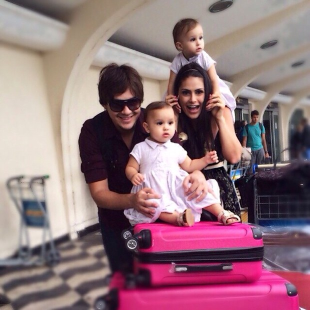 Bruno e Natália com as filhas (Foto: Reprodução/Instagram)
