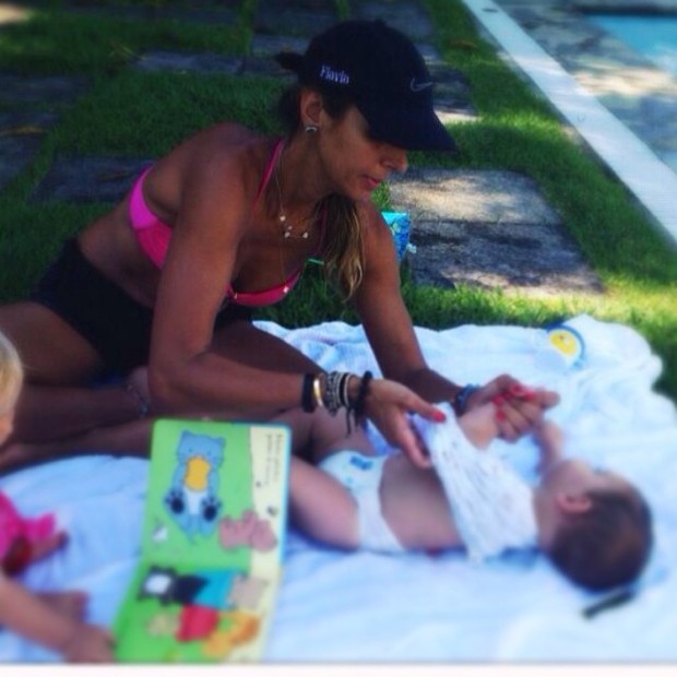 Flavia Sampaio trocando a fralda do filho, Balder (Foto: Instagram / Reprodução)