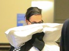 Katy Perry usa travesseiro para evitar flashes em aeroporto
