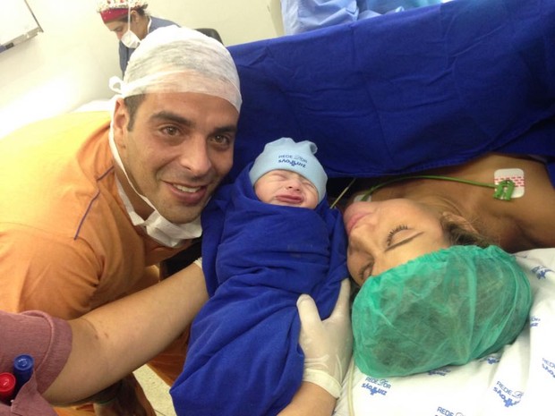 Shemuel Shoel e Mônica Apor mostram o filho (Foto: Reprodução/Facebook)