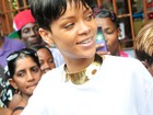 Rihanna encara multidão e faz compras de Natal em Barbados