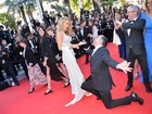 Convidado se empolga e ajoelha para reverenciar Blake Lively em Cannes