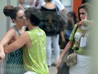 Claudia Raia beija muito o namorado em fim de desfile na Sapucaí