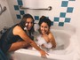 Laryssa Ayres e Amanda de Godoi se divertem em banheira