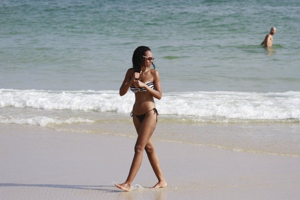 Ex-bbb Aline na praia da Barra da Tijuca, RJ (Foto: Dilson Silva / Agnews)