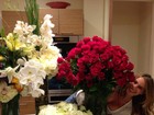 Decotada, Sofia Vergara exibe flores que ganhou de aniversário