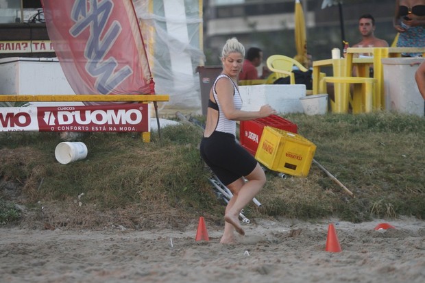 Samara Felippo se exercita na praia (Foto: Marcos Ferreira / photo rio news)