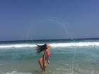 Ex-BBB Adriana joga os cabelos em dia de sol e praia
