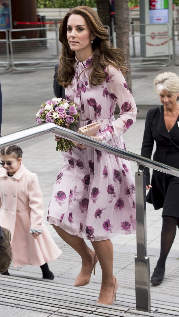 Kate Middleton usa vestido floral de R$1,6 mil (Foto: Getty Image)