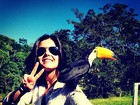 Giovanna Lancellotti se diverte com tucano e diz: 'E viva a natureza!'