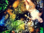 De biquíni, Thaila Ayala relaxa em cachoeira