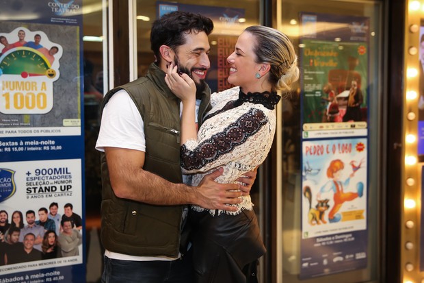Natallia Rodrigues e o namorado, Pedro Henrique Moutinho, em estreia de peça em São Paulo (Foto: Manuela Scarpa/Brazil News)