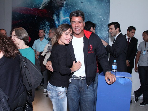 Maurício Mattar com a namorada, Bianca Andrade, e o filho em pré-estreia no Rio (Foto: Alex Palarea/ Ag. News)