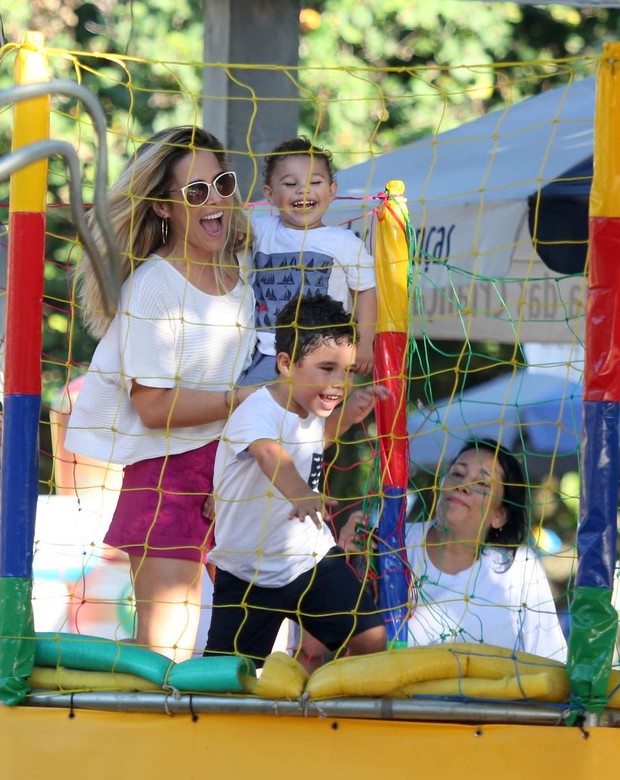  Wanessa brinca com os filhos na Lagoa (Foto: AgNews)