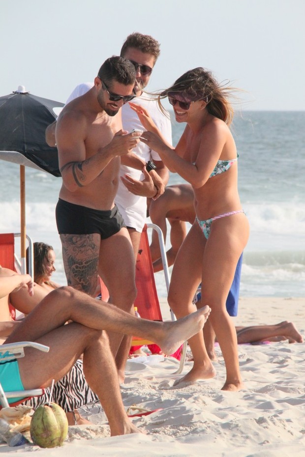 Ex-BBB Yuri e Lívia Lemos na praia da Barra (Foto: Gabriel Rangel / AgNews)