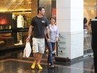 Geovanna Tominaga faz compras com o namorado